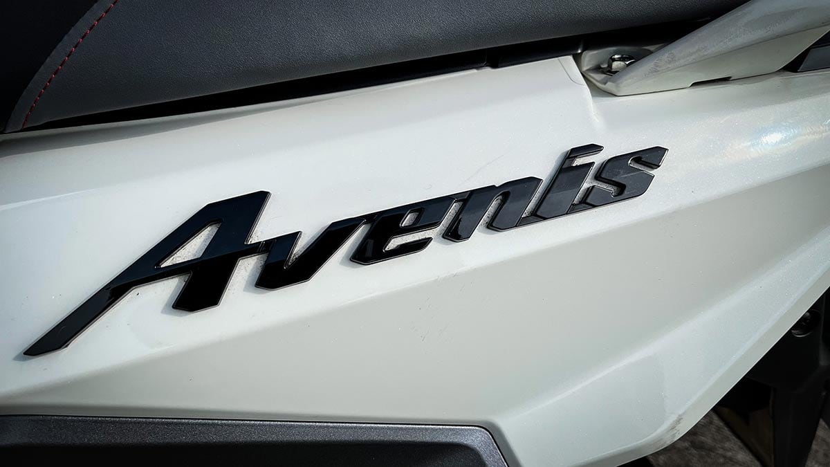 SUZUKI AVENIS 125 BLACK ემბლემა მარჯვენა შავი, ფოტო 1